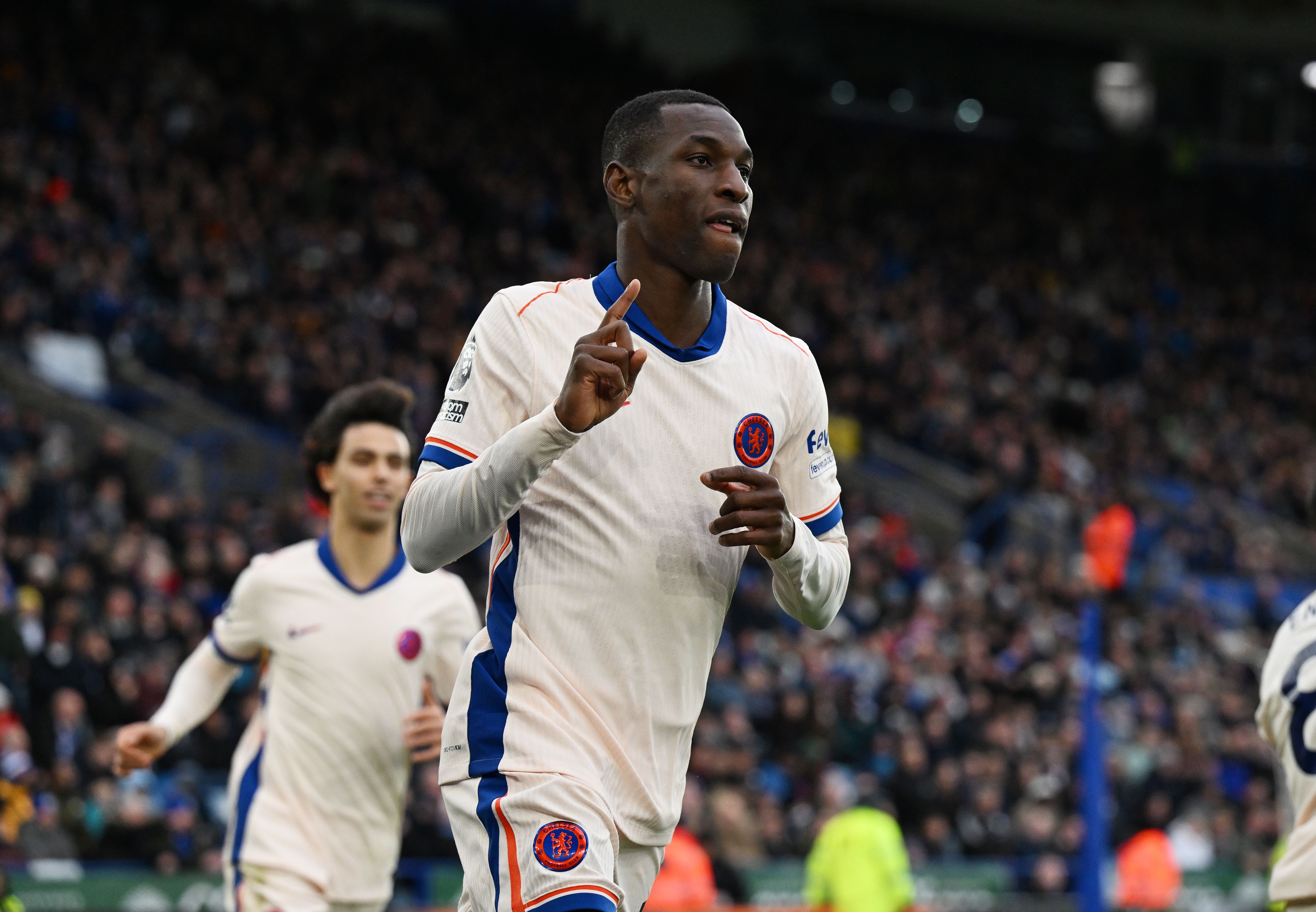 半岛体育-罗马诺：拜仁对杰克逊展示出强烈兴趣，但预计面临维拉和纽卡争夺