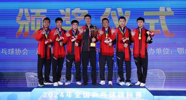 1745401353224081527.jpg 图片3 2024.10.19 2024年全国乒乓球锦标赛男子团体冠军上海地产集团队 王励勤 中国乒协副主席 上海市竞技体育训练管理中心主任 新华社 图片1_副本.jpg