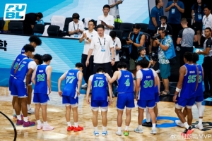 半决赛不敌清华男篮 白鸥大学球员赛后走到清华替补席鞠躬致敬