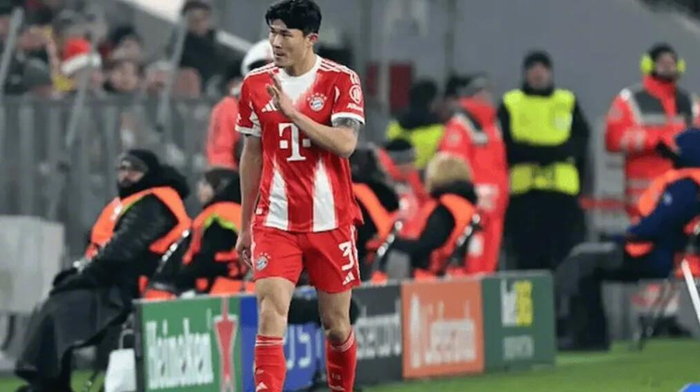 半岛体育-金玟哉赛后向队友致歉，球迷掌声回应红牌争议|图片报|比赛判罚|圣吉|罗斯|道歉_新浪体育_新浪新闻