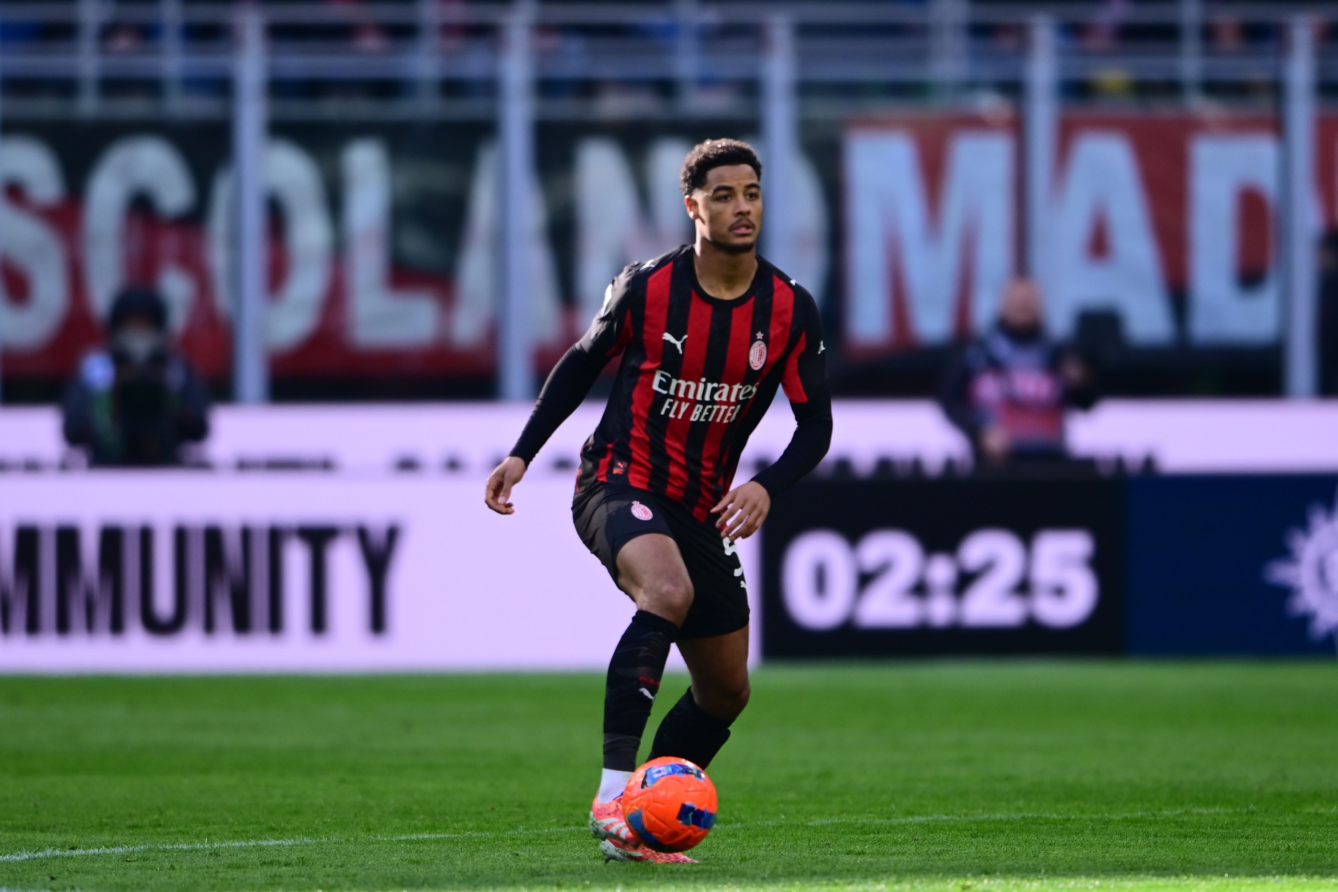 半岛体育官网-隆戈：德温特的进步或改变米兰引援策略，球队可能选择保持现状