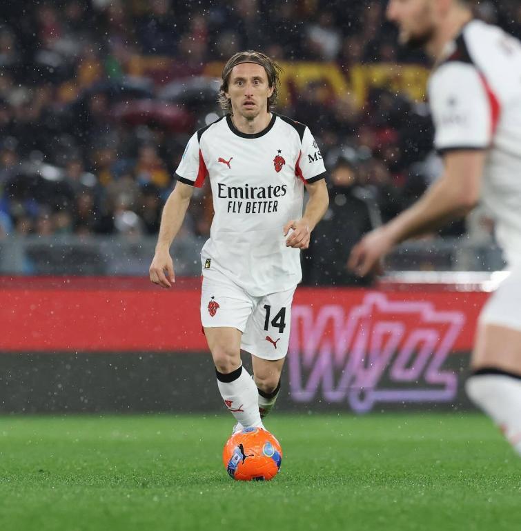 半岛体育APP-莫德里奇被啃老贡献绝杀，AC米兰2-1升班马，静待尤文阻击国米